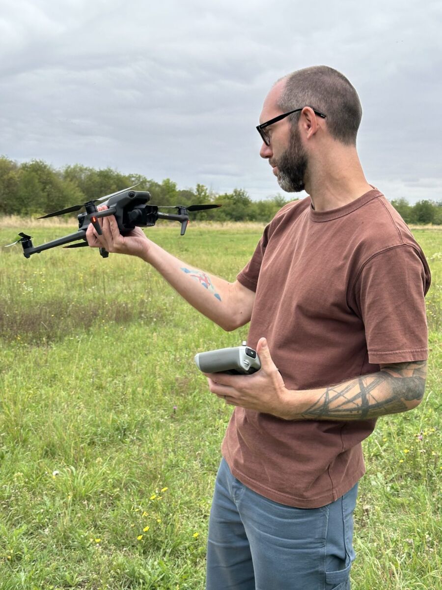 Antonín Jelínek připravuje dron pro letecké záběry