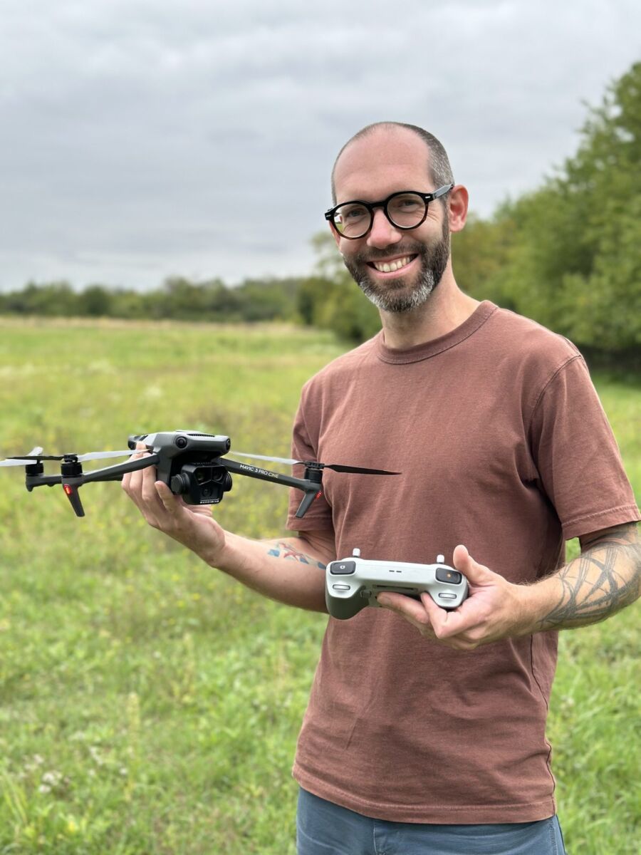 Antonín Jelínek s dronem a ovladačem při přípravě natáčení